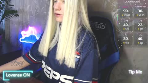 Snapshot of karolynafox chatting on 04-09-26, 09:15 Caroline Fox online show from 04-09-26, 09:15