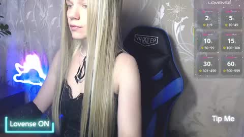 Snapshot of karolynafox chatting on 05-16-26, 08:11 Caroline Fox online show from 05-16-26, 08:11
