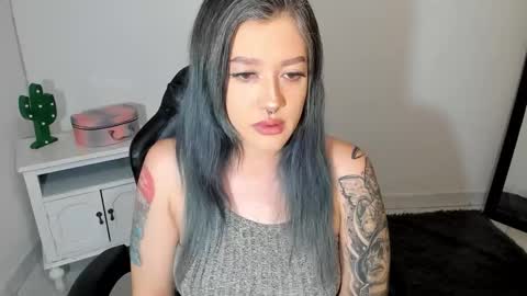 Snapshot of kat_apple chatting on 10-13-25, 05:18 Alicia online show from 10-13-25, 05:18