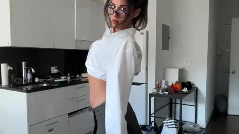 Snapshot of katarasimon chatting on 10-22-25, 04:40 katarasimon online show from 10-22-25, 04:40