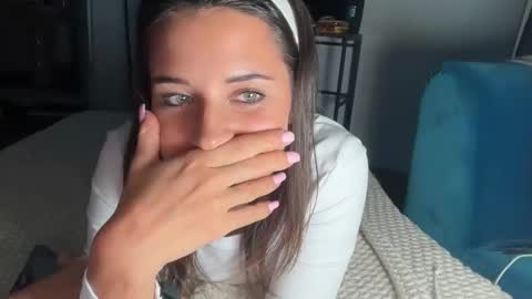 Snapshot of katarasimon chatting on 11-22-25, 05:28 katarasimon online show from 11-22-25, 05:28