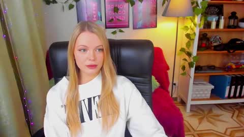 Snapshot of katherineepierce chatting on 03-11-25, 04:29 Katherine online show from 03-11-25, 04:29