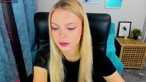 Snapshot of katherineepierce chatting on 09-24-25, 04:21 Katherine online show from 09-24-25, 04:21