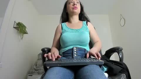 Katia  online show from 11-26-25, 11:22