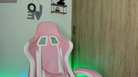 Snapshot of katie_boss2 chatting on 11-06-25, 05:19 Katie online show from 11-06-25, 05:19