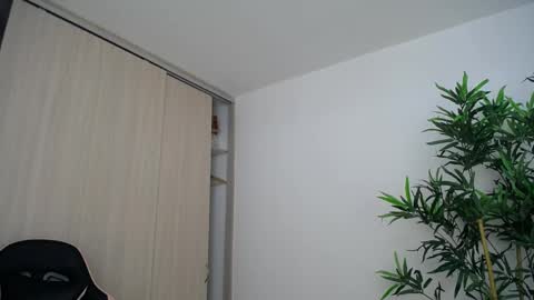 Snapshot of katiejane_ chatting on 06-03-26, 02:33 Katie Jane online show from 06-03-26, 02:33