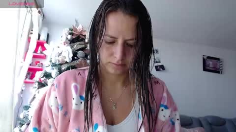 Snapshot of kattie_love chatting on 01-16-25, 01:25 kattie online show from 01-16-25, 01:25