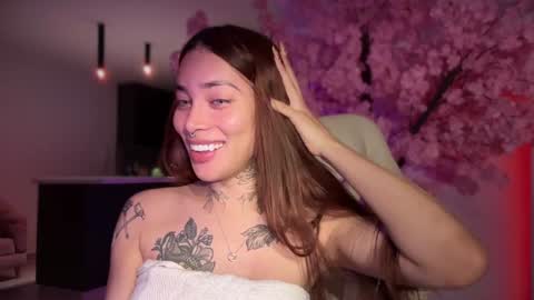 Snapshot of katy_monrroy chatting on 02-01-25, 01:02 Emily online show from 02-01-25, 01:02