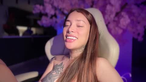 Snapshot of katy_monrroy chatting on 02-22-25, 01:55 Emily online show from 02-22-25, 01:55