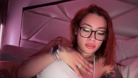 Snapshot of katy_monrroy chatting on 09-24-25, 11:52 Emily online show from 09-24-25, 11:52