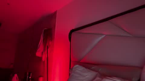 Snapshot of katy_monrroy chatting on 10-12-25, 12:53 Emily online show from 10-12-25, 12:53