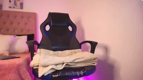 Snapshot of katy_van chatting on 03-06-25, 05:14 Katy Van online show from 03-06-25, 05:14