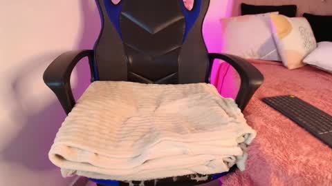 Snapshot of katy_van chatting on 03-10-25, 06:05 Katy Van online show from 03-10-25, 06:05