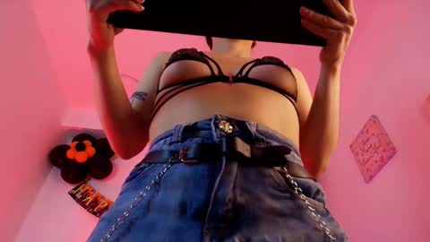 Snapshot of katy_van chatting on 10-19-25, 08:42 Katy Van online show from 10-19-25, 08:42