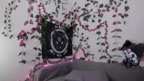 Mia online show from 10-04-25, 07:06