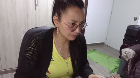 Snapshot of kawit1 chatting on 12-24-24, 10:39 Khawit online show from 12-24-24, 10:39
