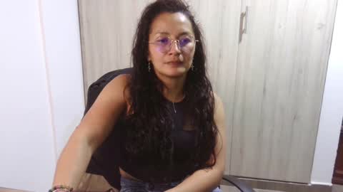 Snapshot of kawit1 chatting on 01-27-25, 10:49 Khawit online show from 01-27-25, 10:49