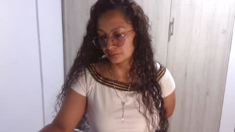 Snapshot of kawit1 chatting on 02-26-25, 12:27 Khawit online show from 02-26-25, 12:27