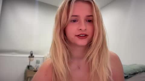 Snapshot of kaylaaaa111 chatting on 09-25-25, 09:57 khaleesi online show from 09-25-25, 09:57