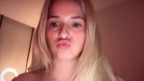 Snapshot of kaylaaaa111 chatting on 10-28-25, 10:19 khaleesi online show from 10-28-25, 10:19