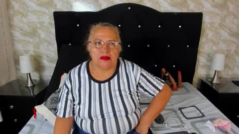 Snapshot of keiralennox chatting on 10-18-25, 12:17 online show from 10-18-25, 12:17