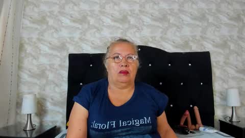 Snapshot of keiralennox chatting on 10-20-25, 11:32 online show from 10-20-25, 11:32