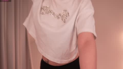 Snapshot of kelly_ember chatting on 02-08-25, 02:27 KELLY online show from 02-08-25, 02:27