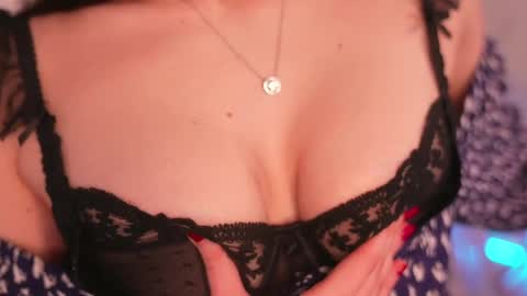 Snapshot of kelly_ember chatting on 03-09-25, 11:47 KELLY online show from 03-09-25, 11:47