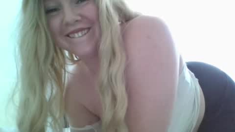 Snapshot of kelly_emmie chatting on 03-12-26, 01:28 Emmie online show from 03-12-26, 01:28
