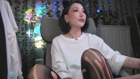 Snapshot of kellyasian chatting on 12-18-24, 05:59 Leia online show from 12-18-24, 05:59