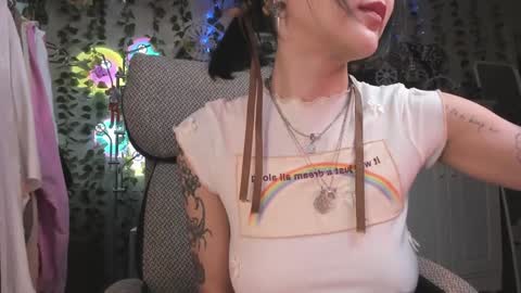 Snapshot of kellyasian chatting on 01-23-25, 06:17 Leia online show from 01-23-25, 06:17