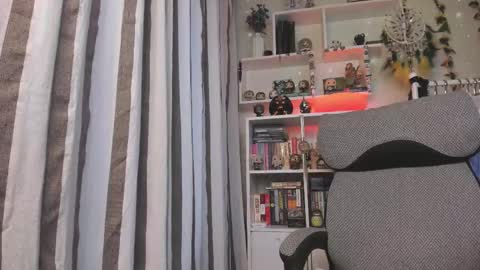 Snapshot of kellyasian chatting on 10-15-25, 06:57 Leia online show from 10-15-25, 06:57