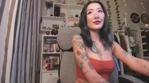 Snapshot of kellyasian chatting on 10-24-25, 06:32 Leia online show from 10-24-25, 06:32