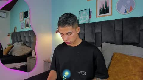 Snapshot of ken_boy_ chatting on 02-19-25, 02:33 online show from 02-19-25, 02:33