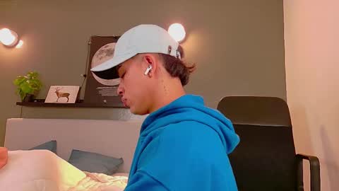 Snapshot of ken_boy_ chatting on 10-20-25, 11:32 online show from 10-20-25, 11:32