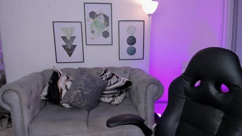 Snapshot of kendaall_jenner chatting on 01-29-25, 01:58 Kendall Jenner online show from 01-29-25, 01:58