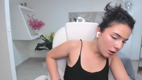 Snapshot of kendaall_jenner chatting on 02-01-25, 08:18 Kendall Jenner online show from 02-01-25, 08:18