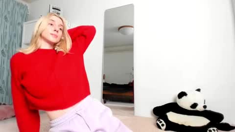 Snapshot of kenziedawton chatting on 12-13-24, 04:54 Kenzie online show from 12-13-24, 04:54