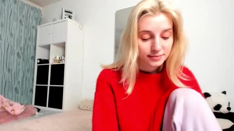 Snapshot of kenziedawton chatting on 12-15-24, 05:13 Kenzie online show from 12-15-24, 05:13
