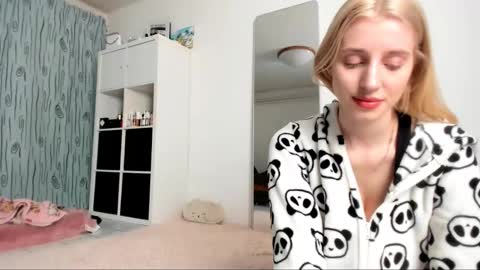 Snapshot of kenziedawton chatting on 01-25-25, 04:45 Kenzie online show from 01-25-25, 04:45