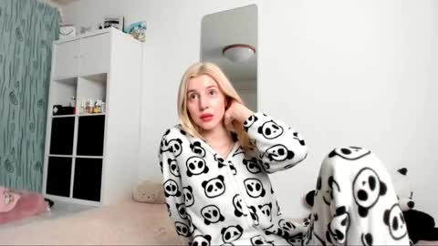Snapshot of kenziedawton chatting on 01-31-25, 05:19 Kenzie online show from 01-31-25, 05:19