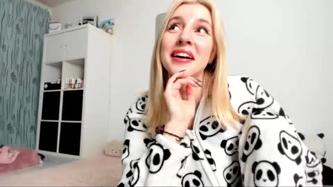 Snapshot of kenziedawton chatting on 02-03-25, 05:29 Kenzie online show from 02-03-25, 05:29