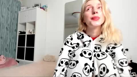 Snapshot of kenziedawton chatting on 02-09-25, 05:08 Kenzie online show from 02-09-25, 05:08