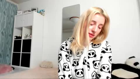 Snapshot of kenziedawton chatting on 02-19-25, 05:49 Kenzie online show from 02-19-25, 05:49