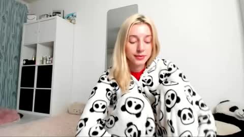Snapshot of kenziedawton chatting on 02-22-25, 05:34 Kenzie online show from 02-22-25, 05:34