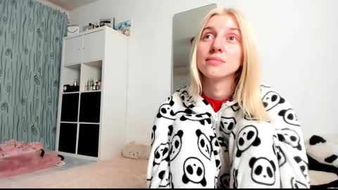 Snapshot of kenziedawton chatting on 02-27-25, 05:02 Kenzie online show from 02-27-25, 05:02