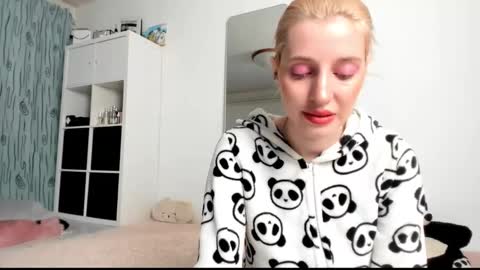 Snapshot of kenziedawton chatting on 03-09-25, 07:12 Kenzie online show from 03-09-25, 07:12