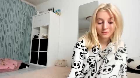 Snapshot of kenziedawton chatting on 10-06-25, 08:06 Kenzie online show from 10-06-25, 08:06