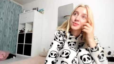 Snapshot of kenziedawton chatting on 10-10-25, 06:01 Kenzie online show from 10-10-25, 06:01