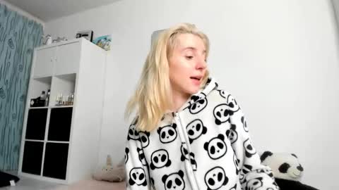 Snapshot of kenziedawton chatting on 10-12-25, 06:34 Kenzie online show from 10-12-25, 06:34
